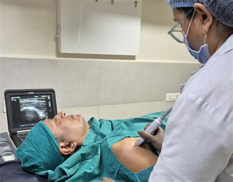 Shoulder Specialist in Ahmedabad | Shoulder Pain Treatment