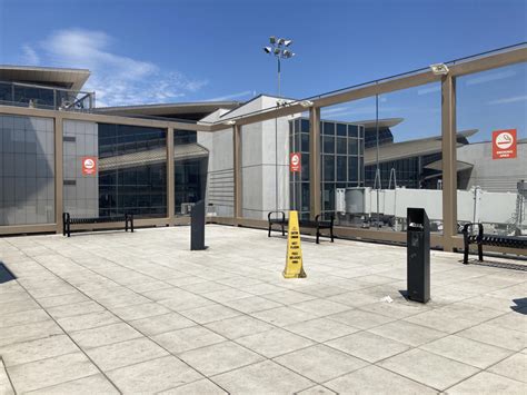 Smoking at Los Angeles International Airport (LAX), smoking area ...