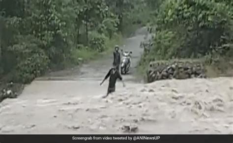 कैमरे में कैद: उफनती नदी में समा गया युवक, सोशल मीडिया पर वीडियो देख स् ...