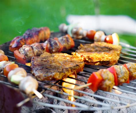 How to put out a charcoal grill: advice from the experts | Homes and ...