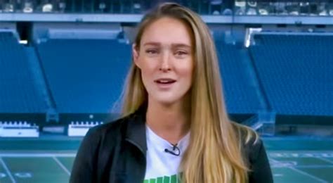 VIDEO: Kylie Kelce Shows Off Her Baby Bump For The First Time On Live ...