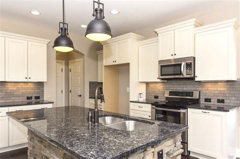 How to Choose Pulls or Knobs for Your Kitchen Cabinet Hardware - New ...