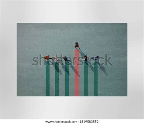 Business People Walking a Straight Line 的图像结果