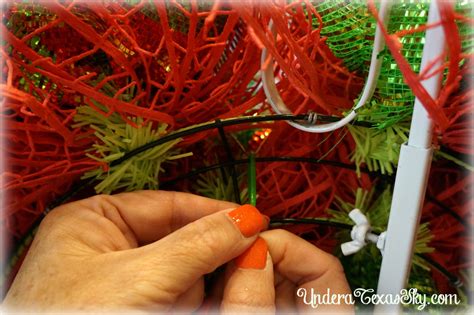 Christmas Wreath Using 10 Deco Mesh 的图像结果