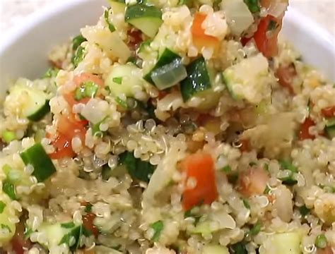 Deliciosa receita fitness de salada de quinoa com legumes