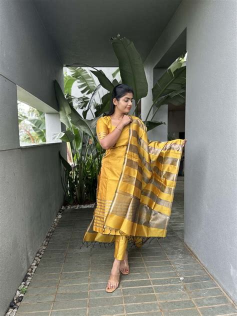 Amber Heart Rise Silk Stitched Suit – ANUROOP