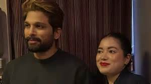 Allu Arjun’s in-flight fan moment with air hostess goes viral; 'Pushpa ...