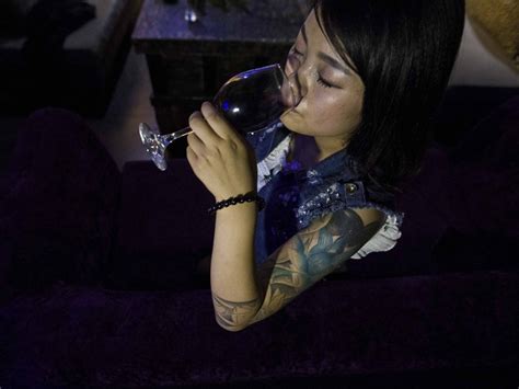 中国美女最多的酒吧在哪?揭秘背后利益链 - 万维读者网