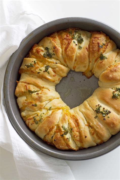 Cheesy Garlic Pull Apart Bread Recipe | Girl Versus Dough