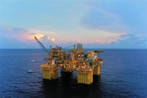 全球首座10万吨级深水半潜式生产储油平台交付，我国重大工程技术突破！_深海