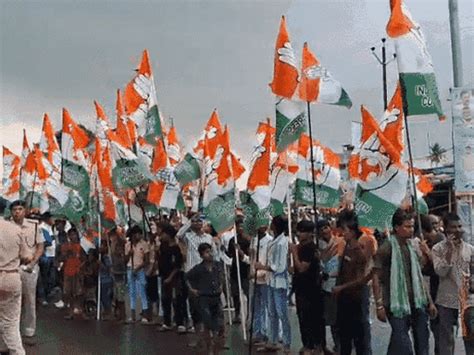 Rahul Gandhi visits Makhana fields during Bihar Voter Adhikar Yatra; Interacts with farmers and ...