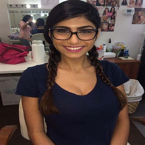 [100+] Mia Khalifa Pictures | Wallpapers.com