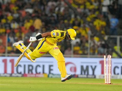 Dhoni's 'Jabro' fan entered the field in the ongoing match | ચાલુ ...
