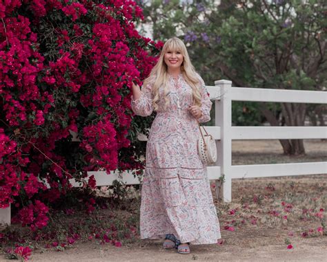 The Best Summer Maxi Dresses for Petites - Lizzie in Lace