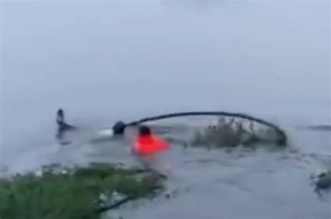 千钧一发！安徽一男子跳水轻生，在淹没瞬间民警纵身一跃救人_凤凰网视频_凤凰网
