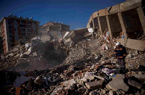 土耳其发生两次7.8级地震 多栋建筑倒塌救援工作紧张进行中-天气图集-中国天气网