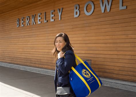 The only guide to shopping at Berkeley Bowl you need