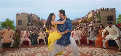 Ranbir's Dance In Show Me The Thumka Song Start Fan Debate If He Is ...