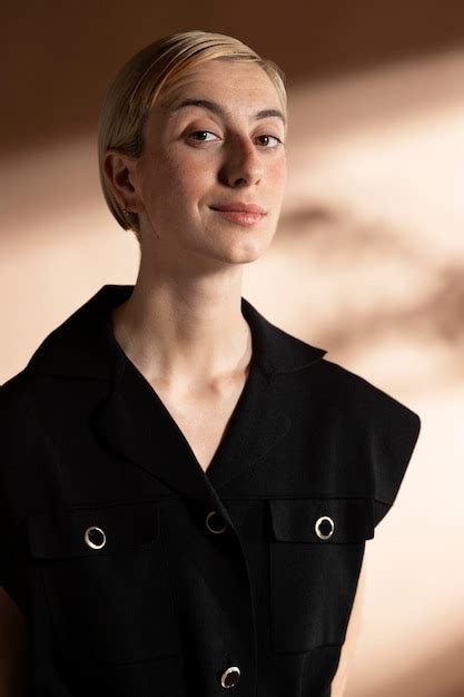 Portrait of stylish woman posing in a fashionable outfit | Free Photo