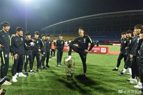 韩国球员脚踩熊猫杯庆祝，韩主帅道歉：我们伤害了中国人的感情 | 新华侨网