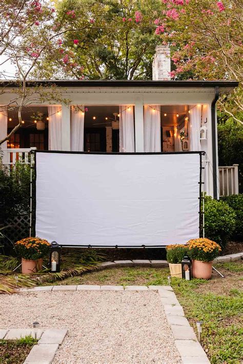 How to Set Up a Backyard Movie Night on a Budget - DESIGN IT. STYLE IT.