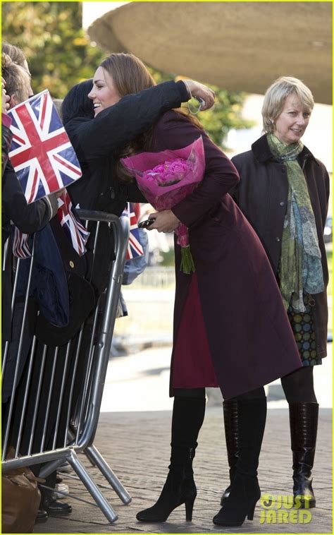 英国凯特王妃独自出席慈善活动 与民众亲密互动_音乐频道_凤凰网