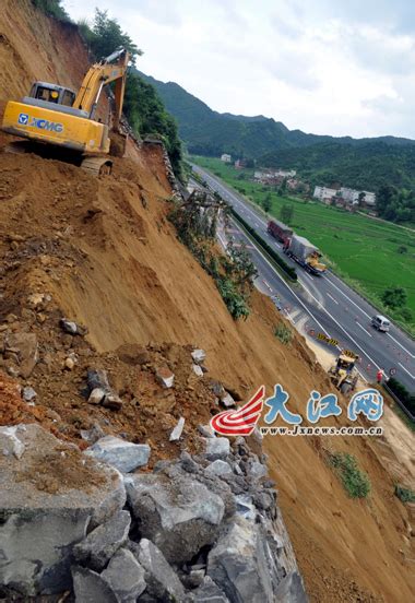 江西：暴雨致山体滑坡阻断高速公路行车 部分已抢修通行-山体滑坡-江西新闻网