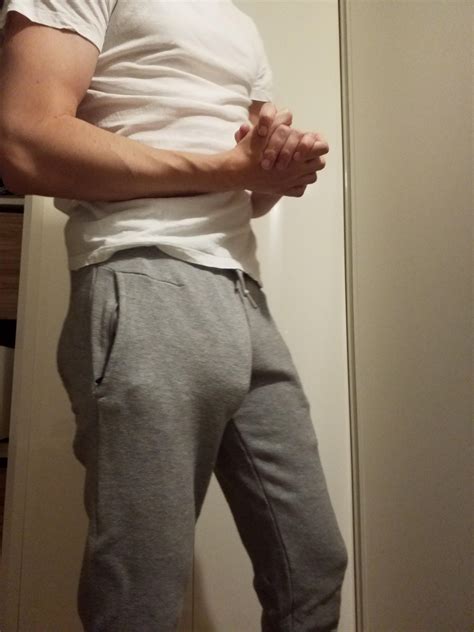 Grey sweatpants are a bit unfair : r/Bulges