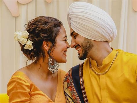 तलाक की खबरों के बीच Neha Kakkar ने पति Rohanpreet के संग शेयर की ...