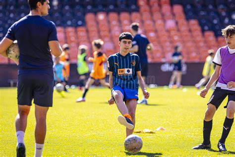 Un entrenamiento en Mestalla para los Socios VCF que participan en el ...