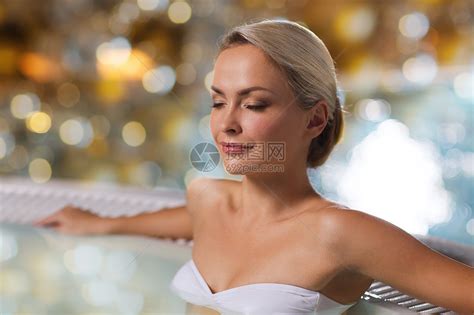 人们,美丽,水疗,健康的生活方式放松美丽的轻女人穿着比基尼泳衣坐游泳池边的假日灯光背景高清图片下载-正版图片300397979-摄图网