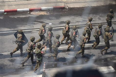 【缅甸政变】缅军以战斗战术对抗示威 | 马来西亚诗华日报新闻网