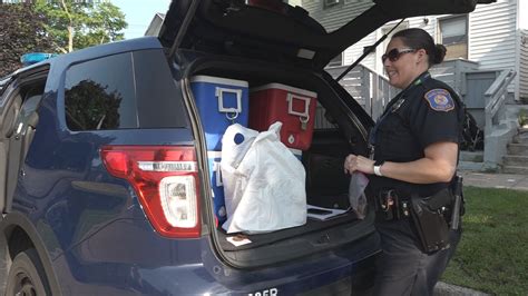 Grand Rapids police officer picks up route with Meals on Wheels ...