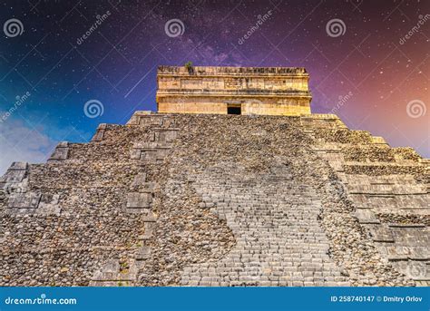 Temple Pyramid of Kukulcan El Castillo, Chichen Itza, Yucatan, Mexico ...