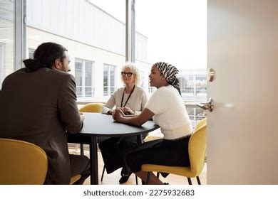 Business People Talking 的图像结果