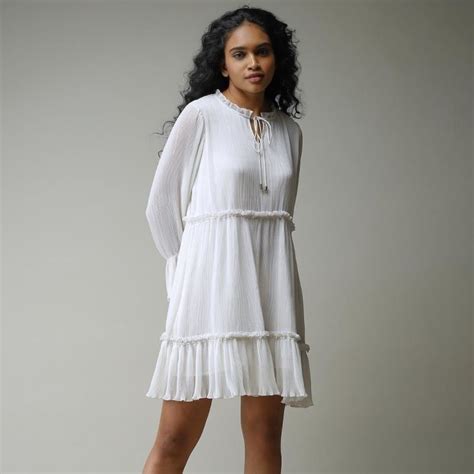 White outfits for Holi: White kurtas, T-shirts and more oufits to go for