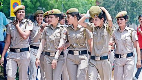 खाकी नहीं खादी की सिल्क साड़ियां पहनेंगी Delhi Police की महिला सिपाही ...