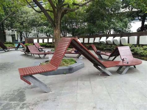 人文内涵、创意环保……上海街头的公共座椅有腔调_上海频道_央视网