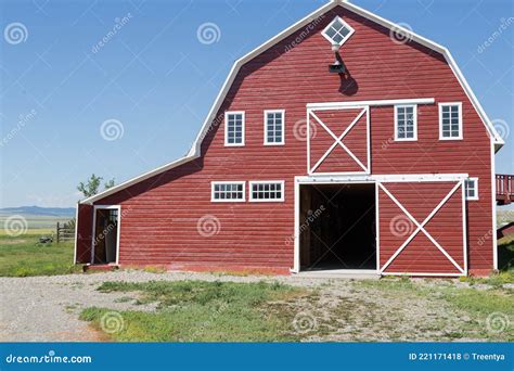 Barn Front View 的图像结果