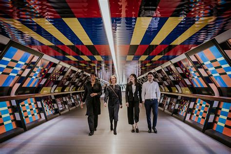 Business Team Walking 的图像结果