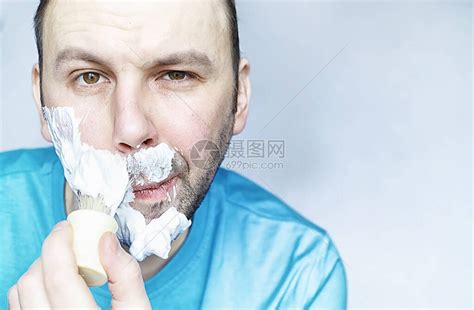一个人在镜子前刮胡子剃高清图片下载-正版图片507480200-摄图网