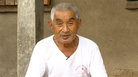 河南79岁老农手捧发芽小麦抹泪，该怎么帮帮这些麦农_受灾_地方_补助