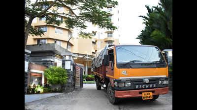 Maradu flats: Residents busy packing their belongings | Kochi News ...