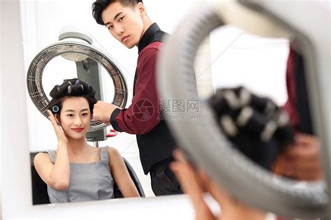 美发文化造型师青年女人在理发店里做头发高清图片下载-正版图片501954102-摄图网