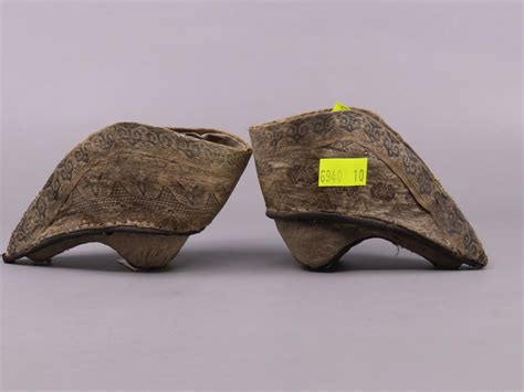 Lot - PAIR OF CHINESE FOOT-BINDING LOTUS SHOES