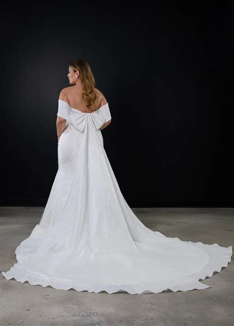 Elegant Plus Size Fit-and-Flare Wedding Dress with Detachable Bow