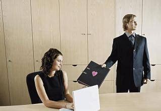 办公室恋情：男孩和女孩必须保持警惕！办公室恋情的三大危害_夫妻之间