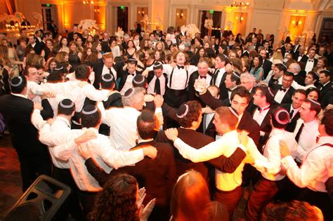 Jewish Wedding Dance, Tips For Doing The Jewish Wedding Hora Dance ...