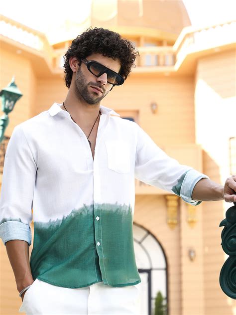 ₹949 | Campus Sutra Men's Emerald Green Ombre-Plunge Regular Shirt ...