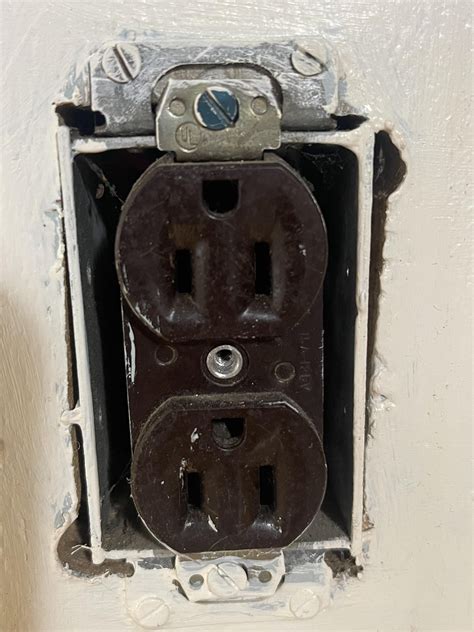 20amp kitchen circuit running 15amp outlets. Should I replace with ...